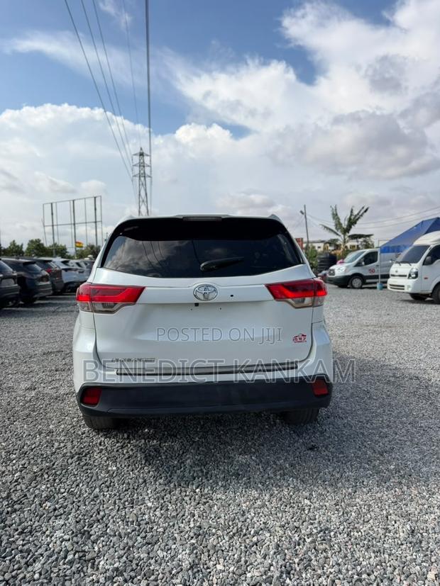 Toyota Highlander LE 2019 White