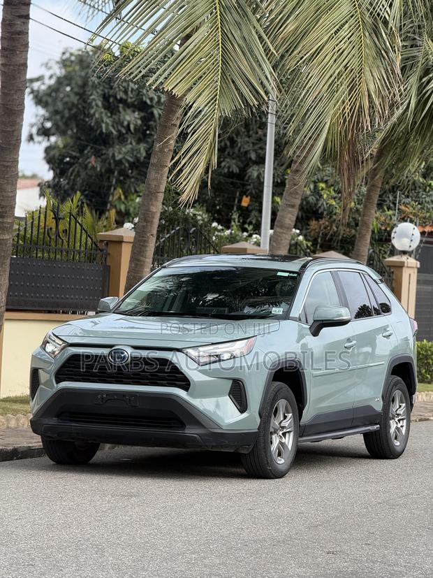 Toyota RAV4 XLE 2022 Gray