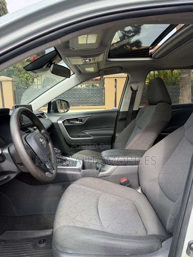 Toyota RAV4 XLE 2022 Gray