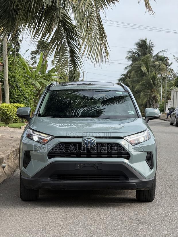 Toyota RAV4 XLE 2022 Gray