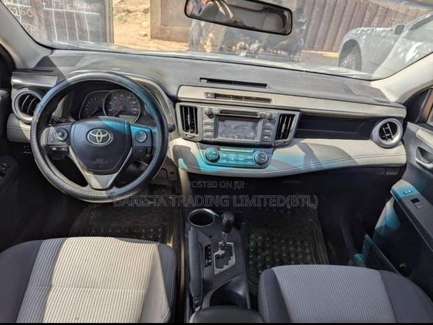 Toyota RAV4 XLE 4dr SUV AWD (2.5L 4cyl 6A) 2015 Silver