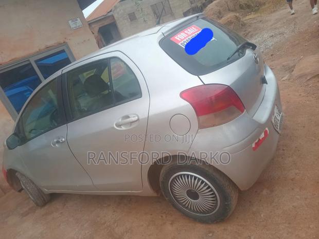 Toyota Vitz 2010 Silver