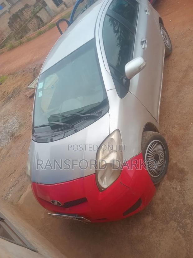 Toyota Vitz 2010 Silver