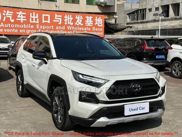 Toyota RAV4 XLE Premium FWD 2024 White