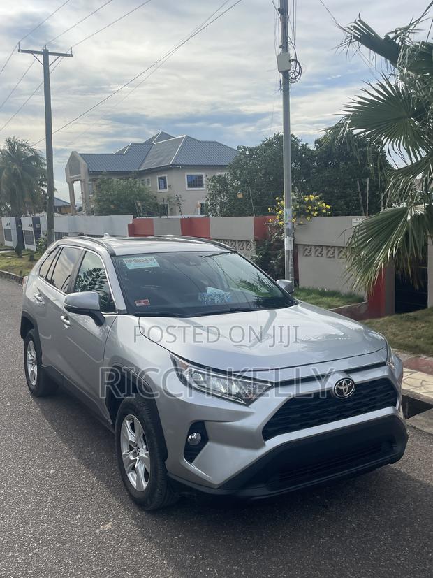 Toyota RAV4 XLE AWD 2019 Silver