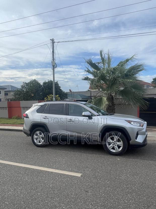 Toyota RAV4 XLE AWD 2019 Silver