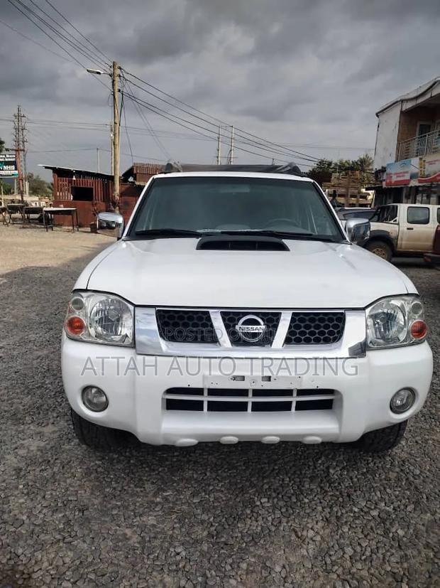 Nissan Hardbody 2014 White