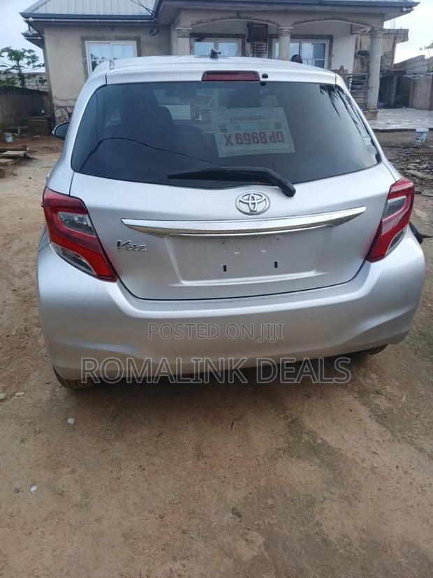 Toyota Vitz 2015 Silver