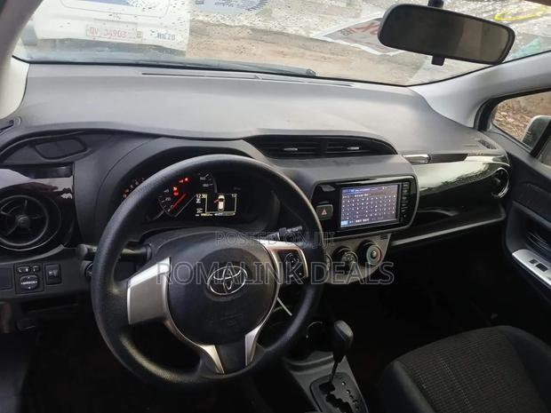 Toyota Vitz 2015 Silver