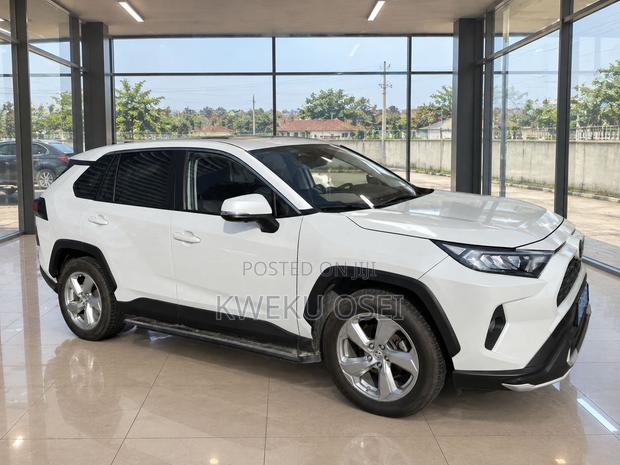 Toyota RAV4 XLE Premium 2021 White