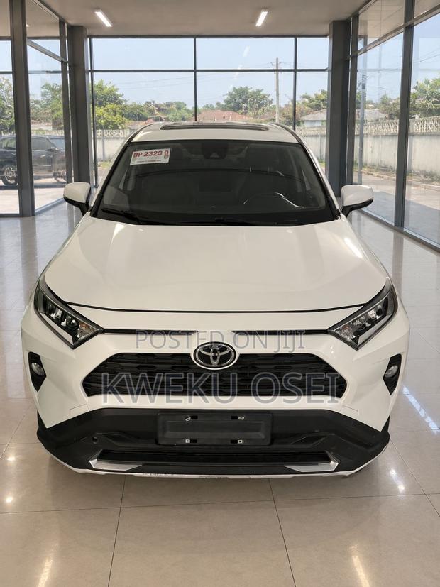 Toyota RAV4 XLE Premium 2021 White