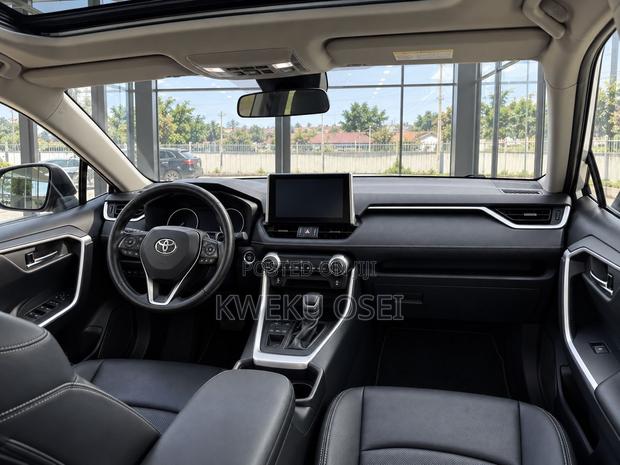 Toyota RAV4 XLE Premium 2021 White