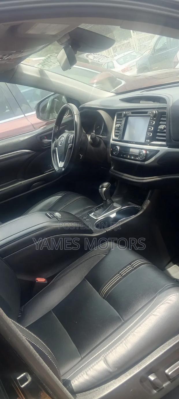 Toyota Highlander SE 4x4 V6 (3.5L 6cyl 8A) 2018 Black
