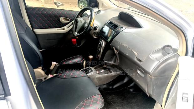 Toyota Vitz 1.0 FWD 5dr 2010 Gray