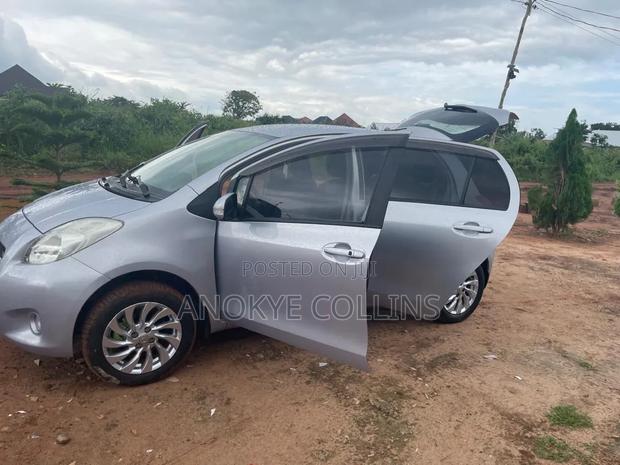 Toyota Vitz 1.3 FWD 3dr 2010 Gray