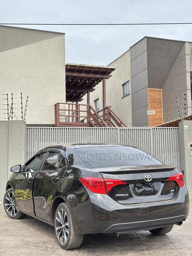 Toyota Corolla XLE (1.8L 4cyl 2A) 2018 Black