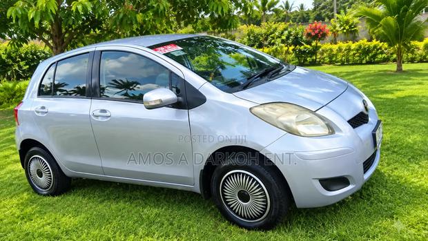 Toyota Vitz 1.0 FWD 5dr 2010 Gray