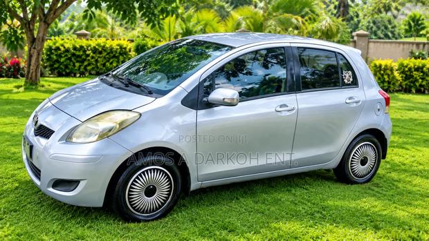 Toyota Vitz 1.0 FWD 5dr 2010 Gray