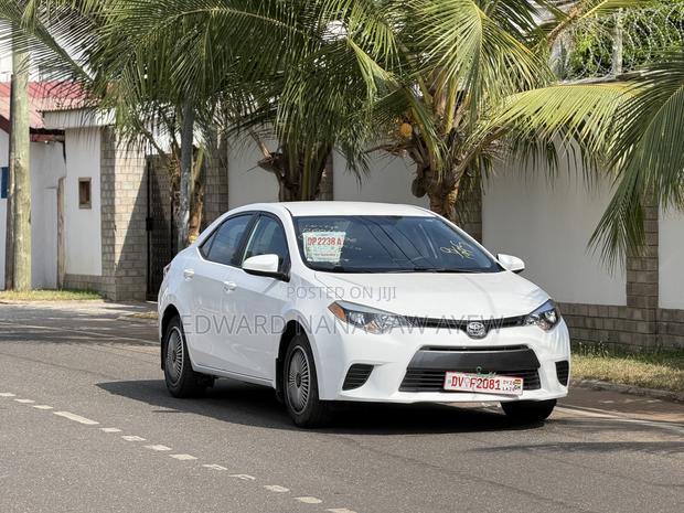 Toyota Corolla LE 4dr Sedan (1.8L 4cyl CVT) 2015 White