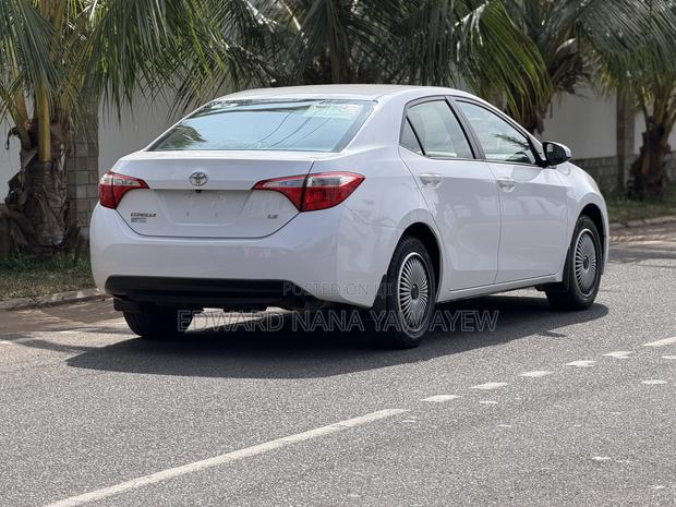 Toyota Corolla LE 4dr Sedan (1.8L 4cyl CVT) 2015 White