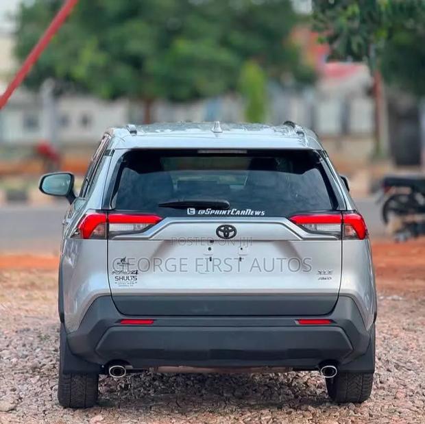 Toyota RAV4 XLE 2021 Silver