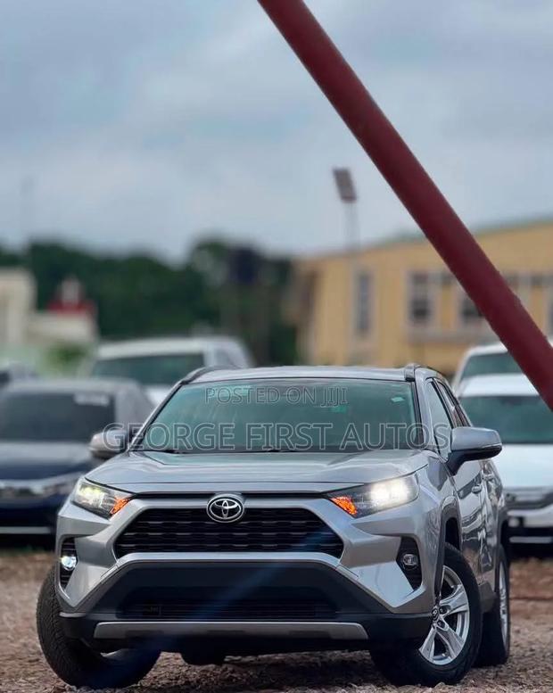 Toyota RAV4 XLE 2021 Silver