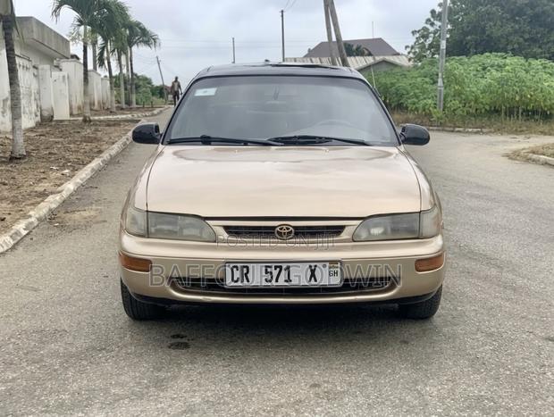 Toyota Corolla 1.6 Sedan 1997 Gold