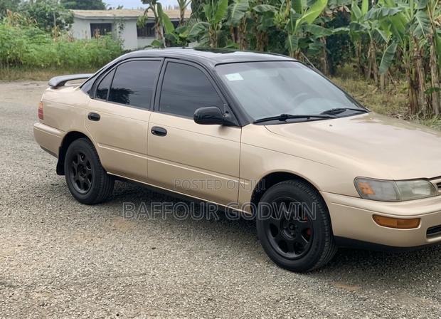 Toyota Corolla 1.6 Sedan 1997 Gold
