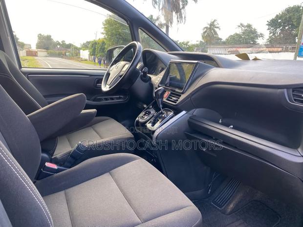Toyota Esquire 2.0 AWD (7 seater) 2016 Black