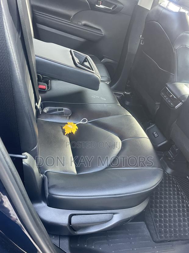 Toyota Highlander XLE 2022 Blue