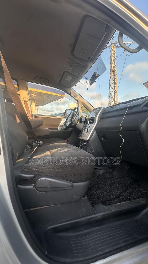 Toyota Noah 2.0 143hp AWD (7 Seater) 2013 Silver