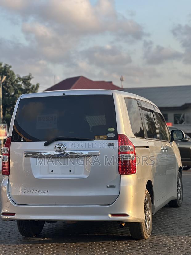 Toyota Noah 2.0 143hp AWD (7 Seater) 2013 Silver