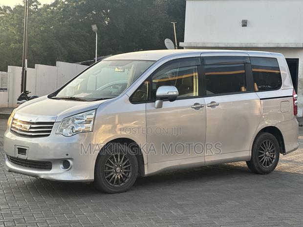 Toyota Noah 2.0 143hp AWD (7 Seater) 2013 Silver