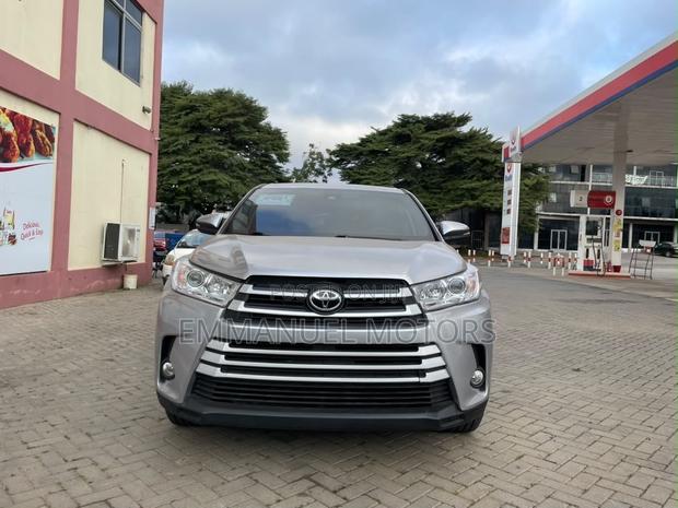 Toyota Highlander LE Plus 2019 Silver