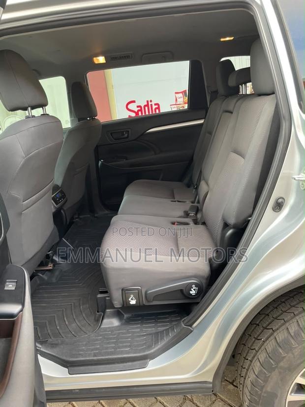 Toyota Highlander LE Plus 2019 Silver