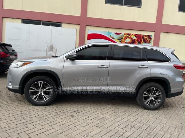 Toyota Highlander LE Plus 2019 Silver