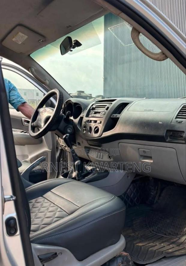 Toyota Hilux 2010 Gray