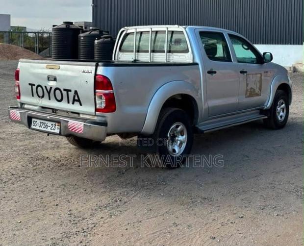 Toyota Hilux 2010 Gray