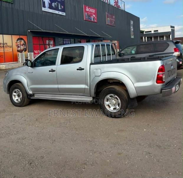 Toyota Hilux 2010 Gray