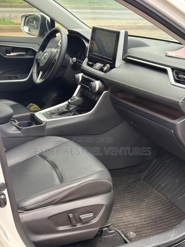 Toyota RAV4 XLE Premium FWD 2020 Pearl