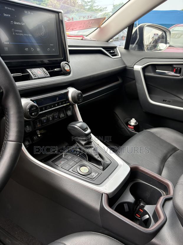Toyota RAV4 XLE Premium FWD 2020 Pearl
