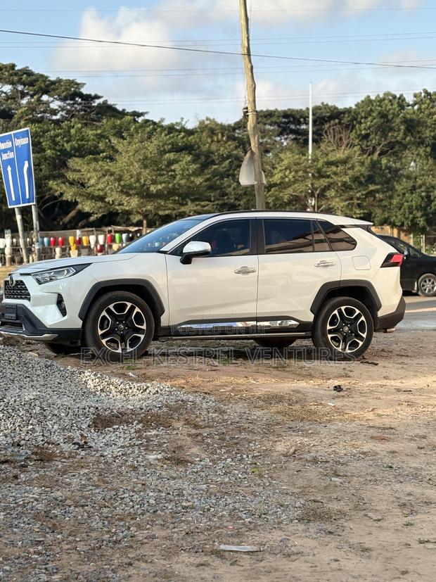 Toyota RAV4 XLE Premium FWD 2020 Pearl