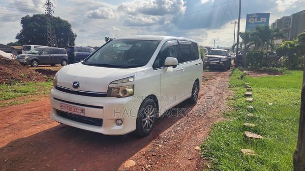 Toyota Voxy 2011 White