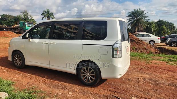 Toyota Voxy 2011 White