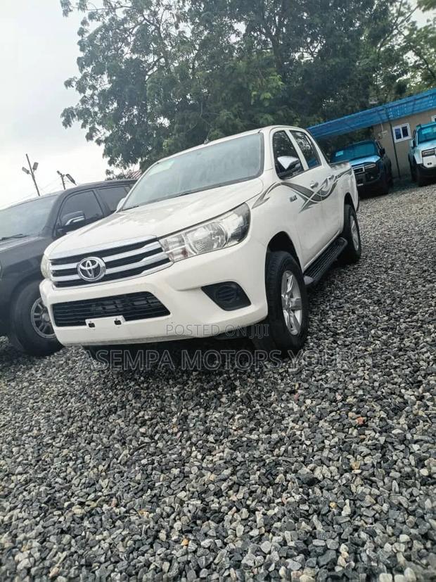 Toyota Hilux 2022 White