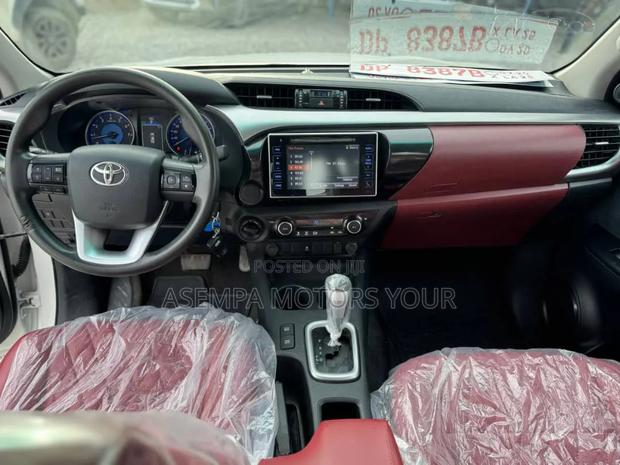 Toyota Hilux 2022 White
