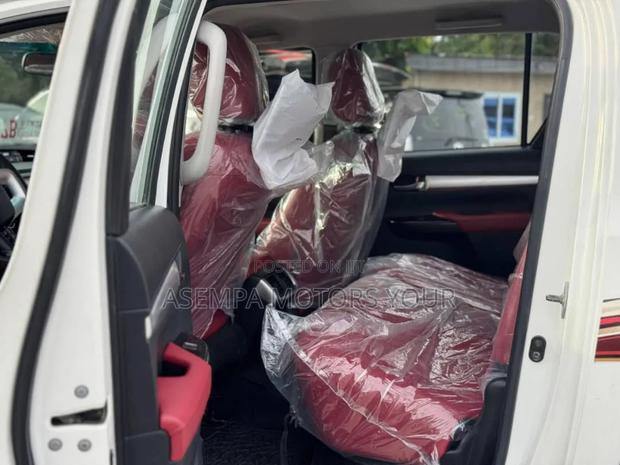 Toyota Hilux 2022 White