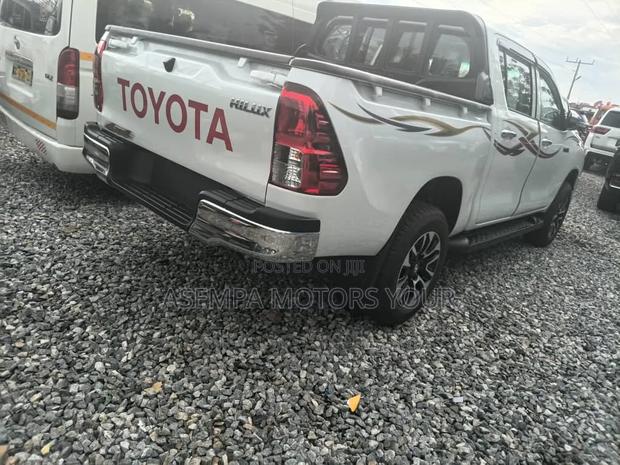 Toyota Hilux 2022 White
