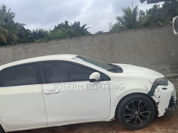 Toyota Corolla LE 4dr Sedan (1.8L 4cyl CVT) 2016 White