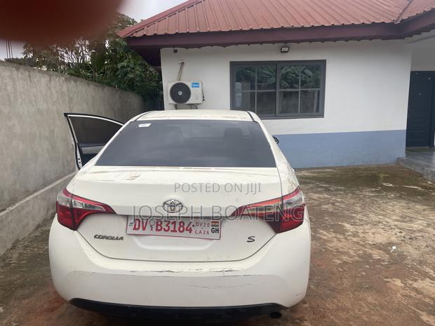 Toyota Corolla LE 4dr Sedan (1.8L 4cyl CVT) 2016 White